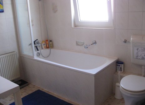 Appartement in Dietzenbach: Badezimmer mit BAdewan