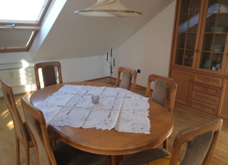 Wohnzimmer mit großem Tisch
