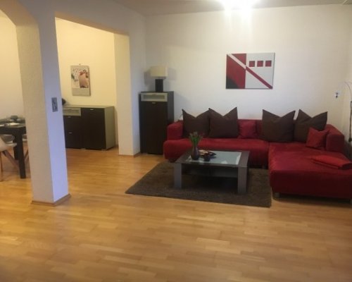 Große Ferienwohnung mit eigener Küche und Couch