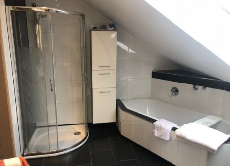 Badezimmer mit Badewanne in Estenfeld