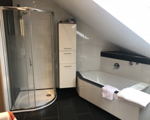 Badezimmer mit Badewanne in Estenfeld