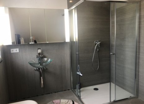 Modernes Badezimmer mit hochwertigen Designermöbel