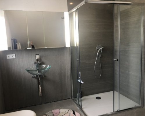 Modernes Badezimmer mit hochwertigen Designermöbel