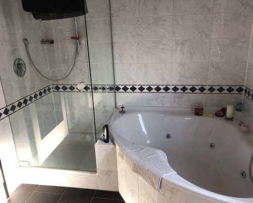 Badezimmer mit Wanne und Dusche