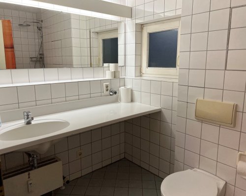 geäumiges Badezimmer