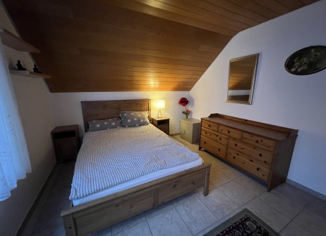 Karlsruhe Eggenstein Monteurwohnung Schlafzimmer großes Bett