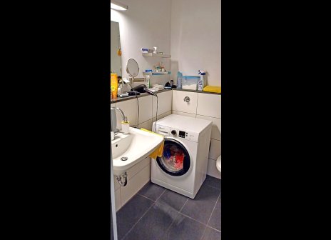 Duschbad mit Waschmaschine in zentraler Lage in Düsseldorf
