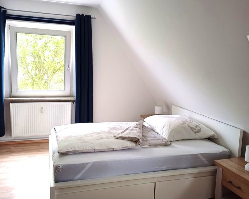 Schlafzimmer mit 1,40ger Bett