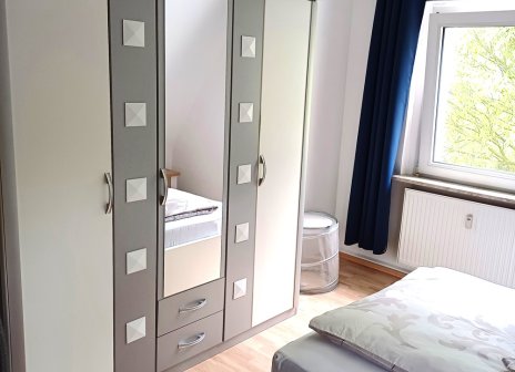 Schlafzimmer mit großem Kleiderschrank in Düssedlorf