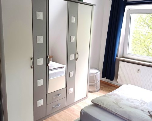 Schlafzimmer mit großem Kleiderschrank in Düssedlorf