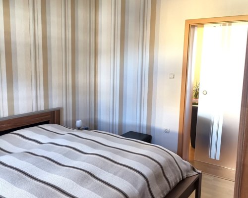 Schlafzimmer mit Doppelbett in der Ferienwohnung Neuss/Furth