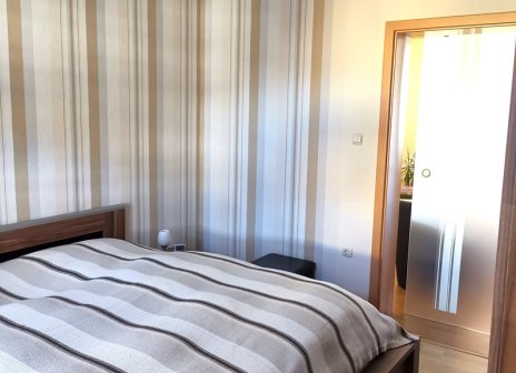 Schlafzimmer mit Doppelbett in der Ferienwohnung Neuss/Furth