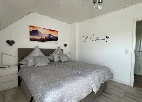Ettlingen Waldbronn.Apartment Gäste Schlafzimmer Doppelbett