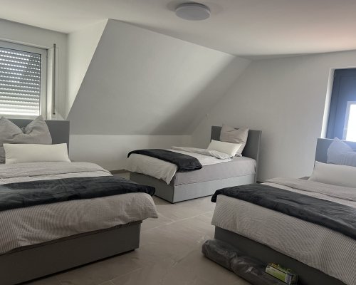 Gemütliches Schlafzimmer mit großen Einzelbetten