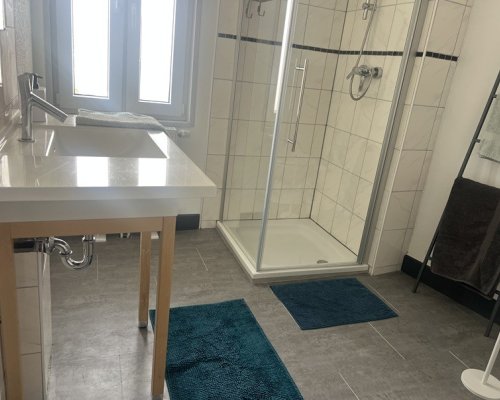 Modernes Badezimmer